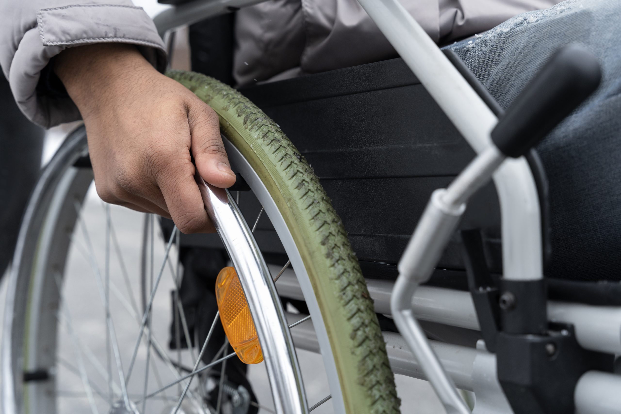 Una persona en cadira de rodes avui dia amb símptomes de l'esclerosi múltiple