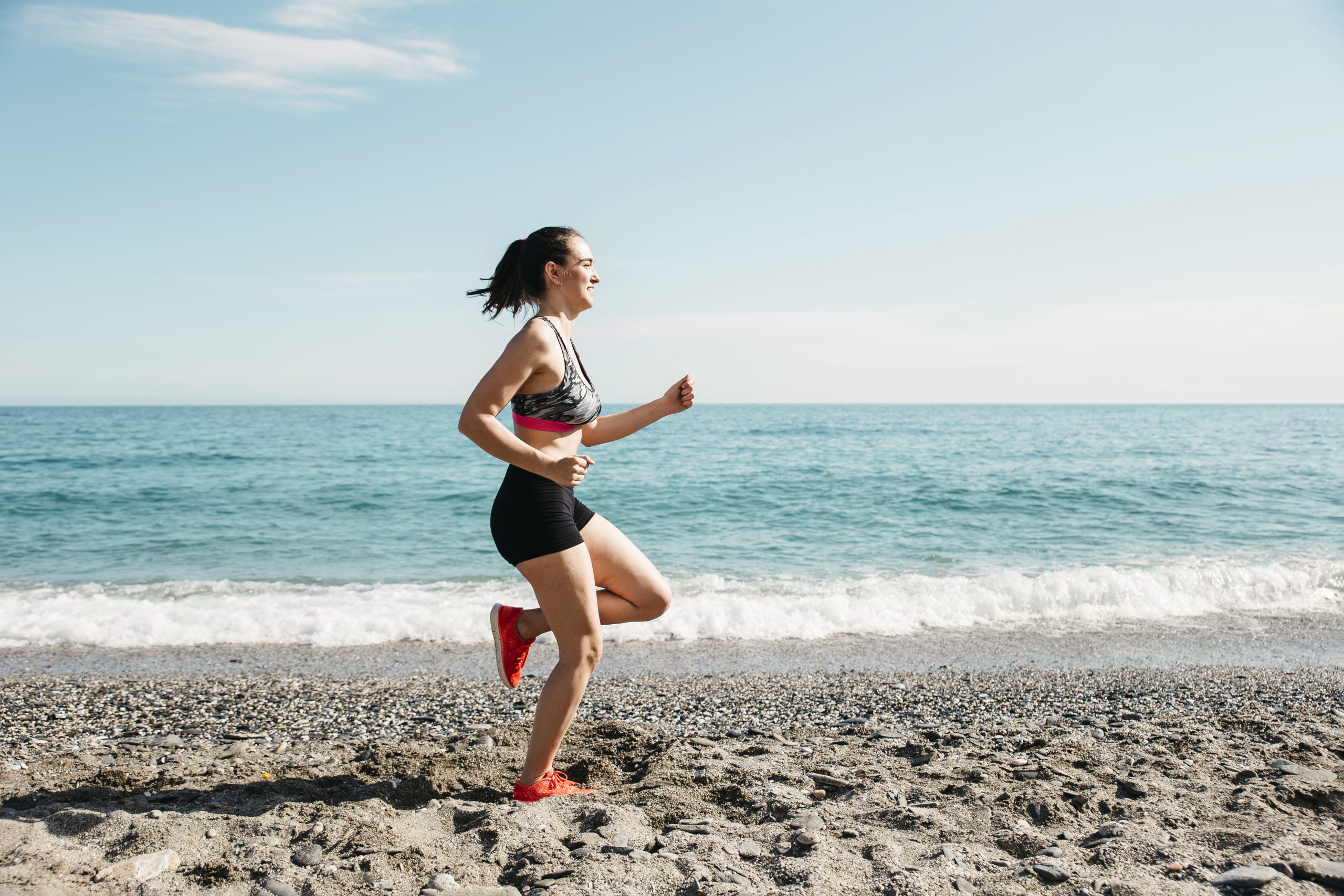 Una Dona Corre A La Platja Pels Beneficis De L'esport En Ansietat I Depressió