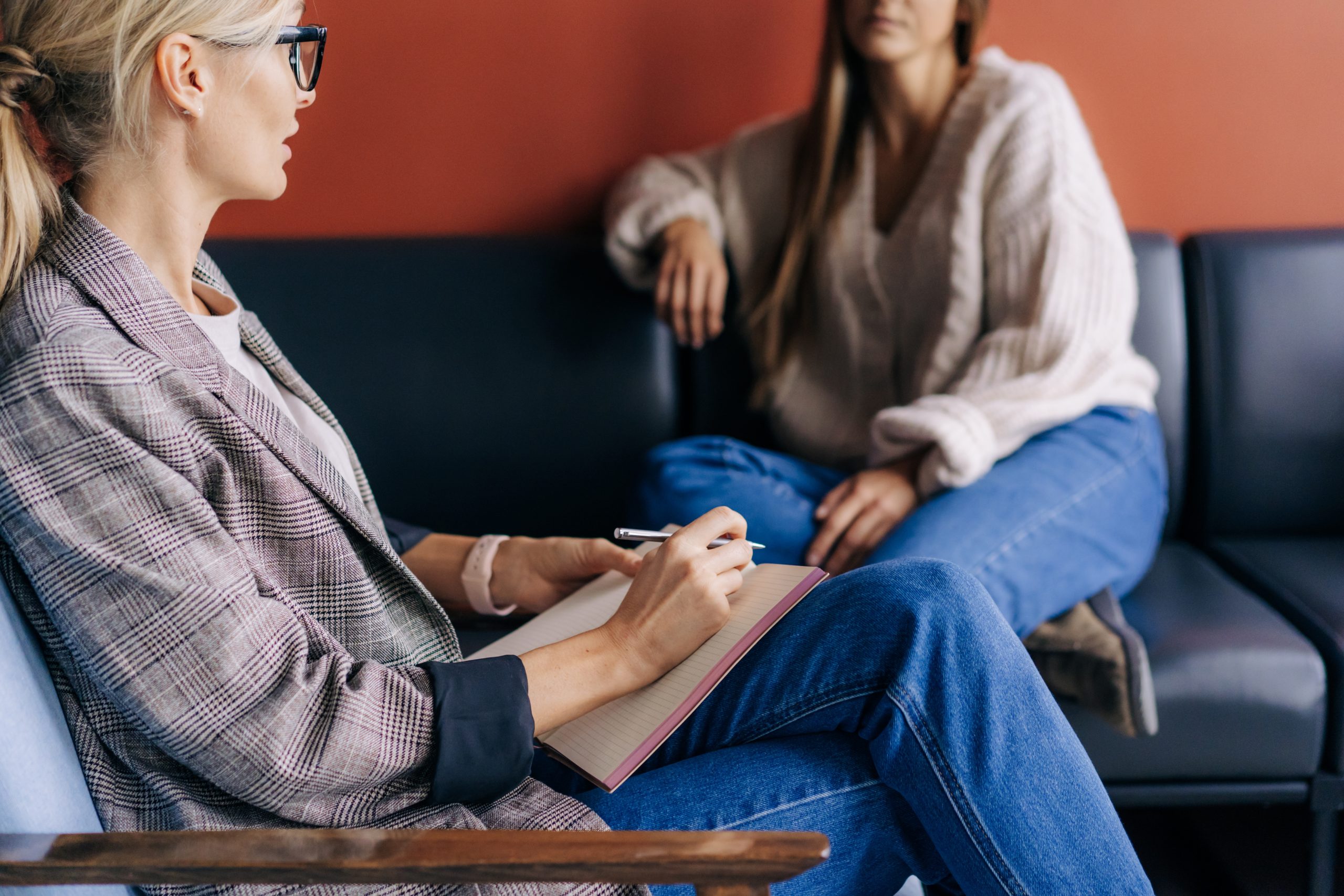 Dos personas sentadas en una consulta el Día Internacional de la Depresión