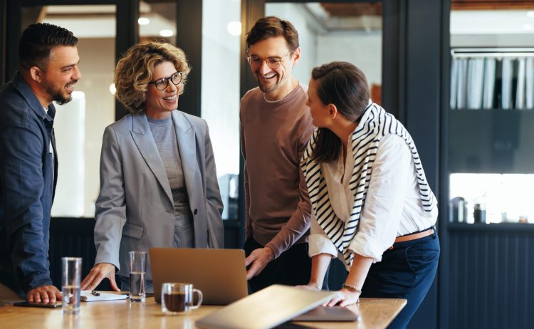 Empresaris Reunits Explorant Els Beneficis De La IA Per A Empreses