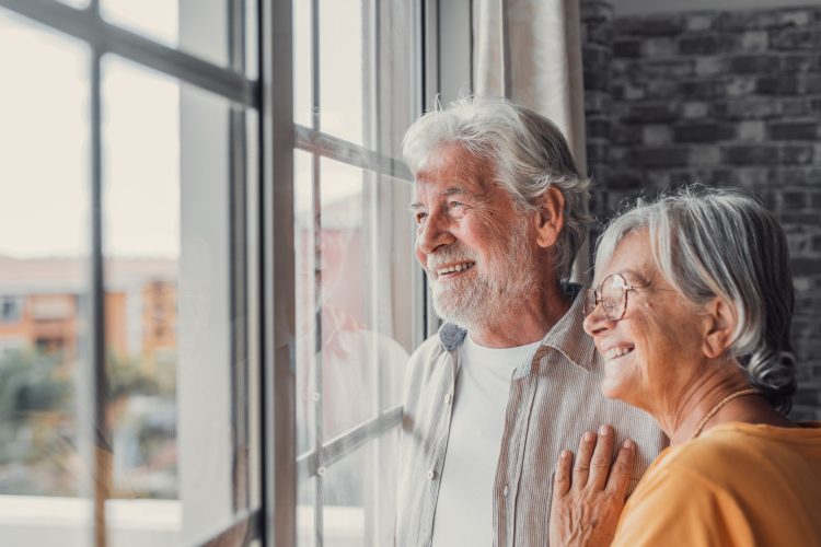 Dues Persones Grans Gaudeixen De La Notícia De L'augment De L'esperança De Vida