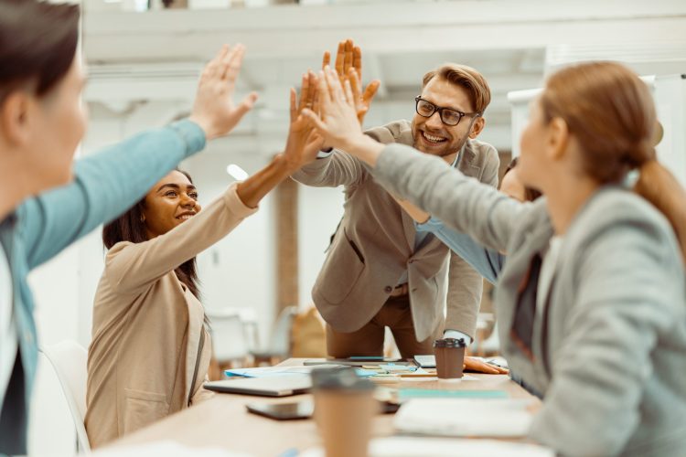 Un equip fent una dinàmica per fomentar la salut a l'empresa