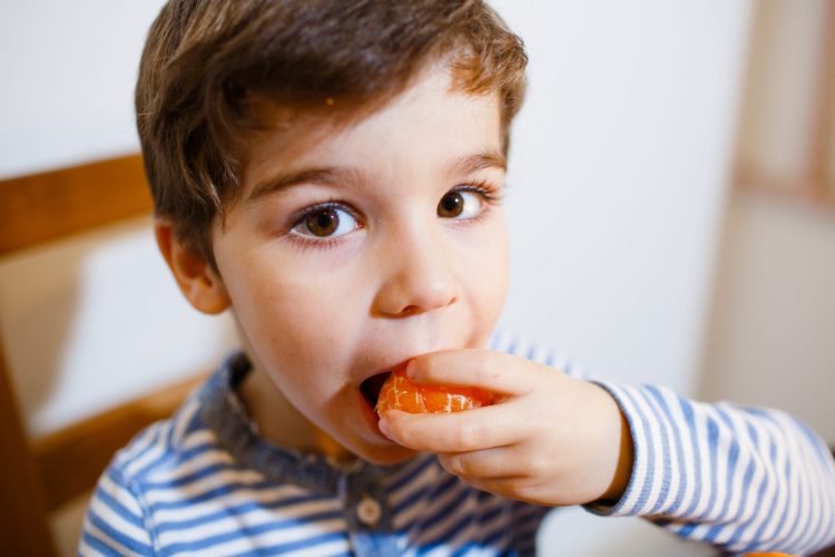 Un Niño Aprovechando Las Propiedades De La Mandarina