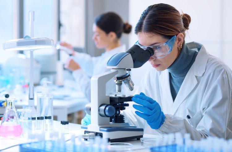 Dues Científiques Fent Recerca I Innovació En Salut