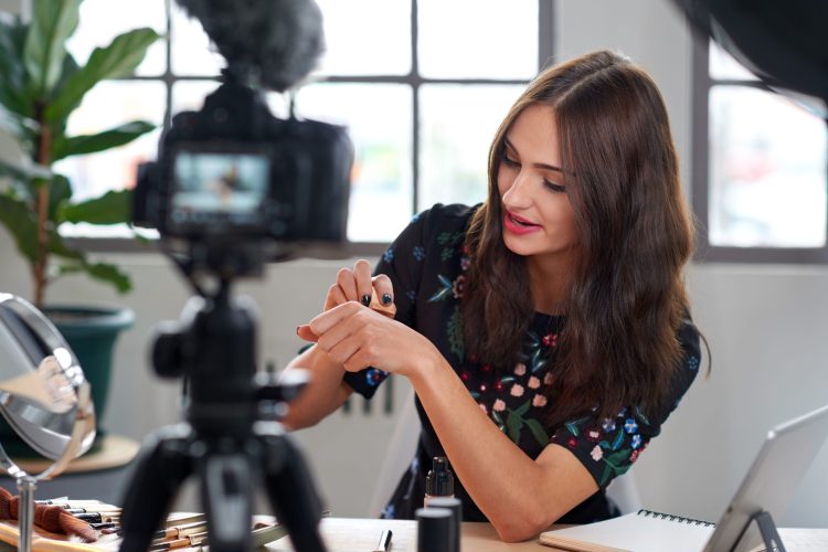 Una professional aplicant tècniques de màrqueting d'influencers